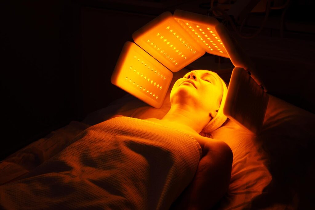 การฉายแสงลดบวมด้วย LED เป็นแสงที่มีความยาวคลื่นอยู่ระหว่าง 400 -700 nm ซึ่งเป็นแสงที่มีความเข้มข้นต่ำ มีความปลอดภัยสูง 